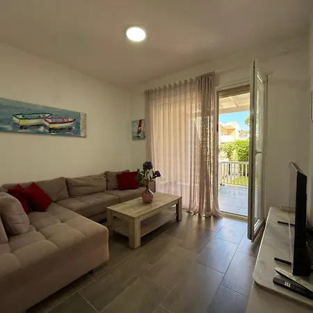 Garden Home, Lalzi Bay 度假居